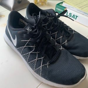 Black Nike Tennis Shoes